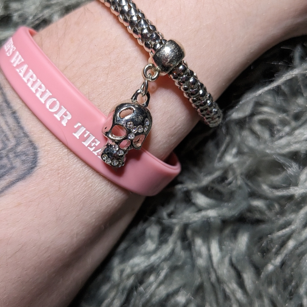 Bracelet with skull with sparkles